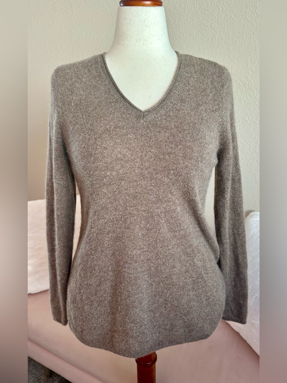 Magaschoni 100% Cashmere Sweater Ultra Soft LS Brown V-Neck Womens Medium Luxury
